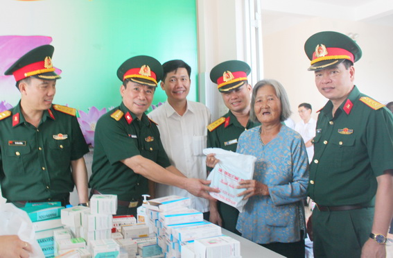 Lãnh đạo TCKT, Cục KTBC, Kho KT580 và H.Long Thành thăm cấp thuốc miễn phí cho người dân xã Long An