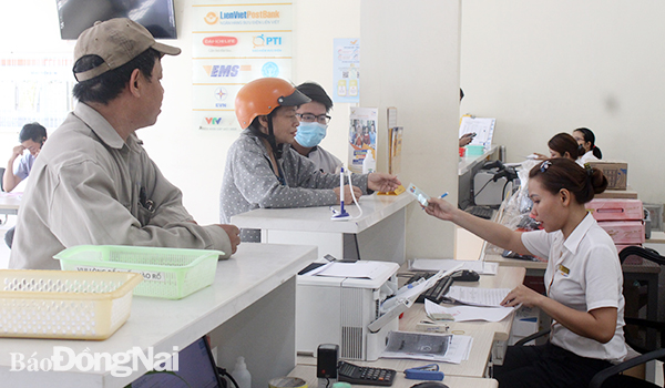 Người dân đến nhận gói hỗ trợ của Chính Phủ tại Bưu điện Khu công nghiệp Biên Hòa (TP.Biên Hòa)