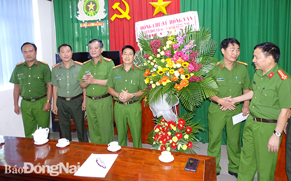 Đại tá Nguyễn Ngọc Quang, Phó Giám đốc, Thủ trưởng Cơ quan Cảnh sát điều tra Công an tỉnh (ngoài cùng bên phải) tặng hoa và phần thưởng Phòng Cảnh sát ma tuý 