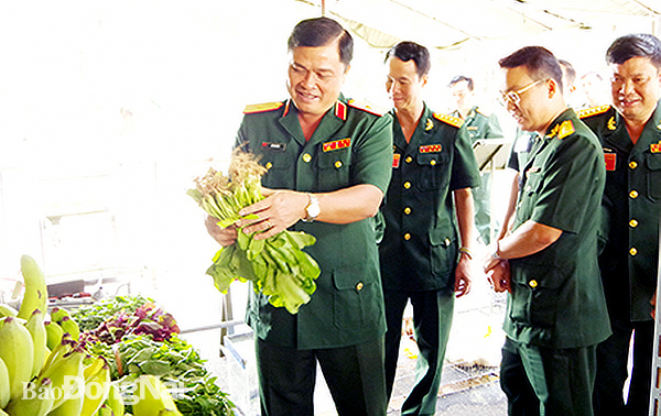Phó chính ủy Quân khu 7, thiếu tướng Đỗ Văn Bảnh thăm gian hàng sản phẩm tăng gia trưng bày tại Đại hội Đảng bộ Lữ đoàn 25 nhiệm kỳ 2020-2025. Ảnh: N.Hà