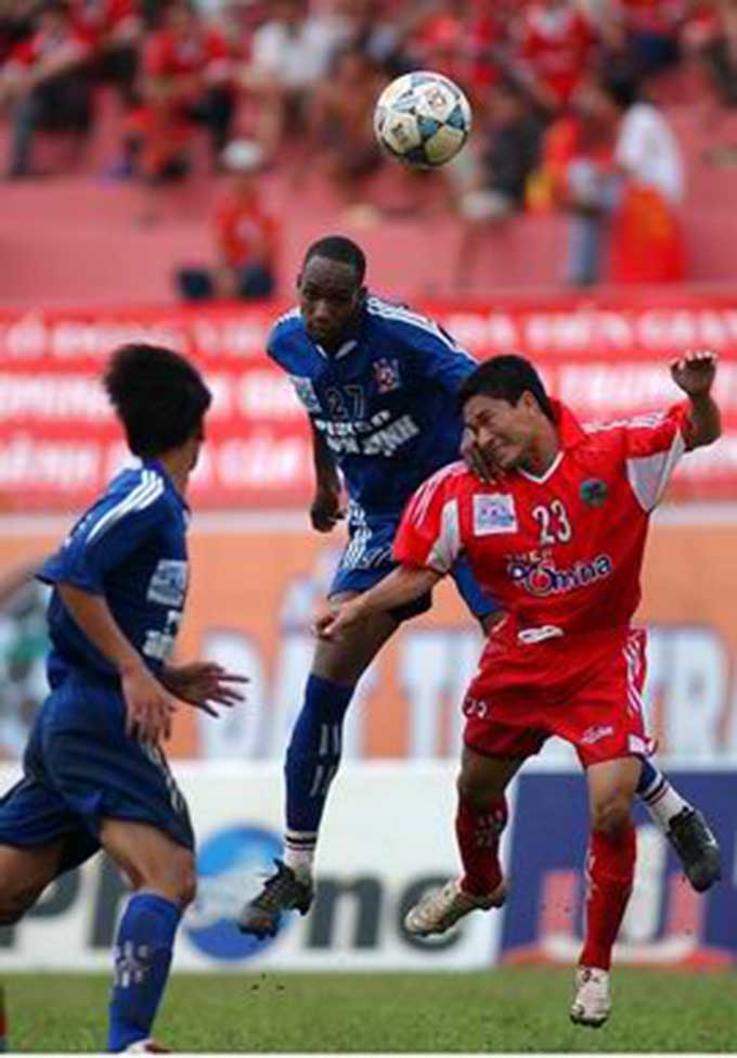 Bình Định (xanh) vẫn là hàng thủ giữ sạch lưới số 1 trong lịch sử V.League 