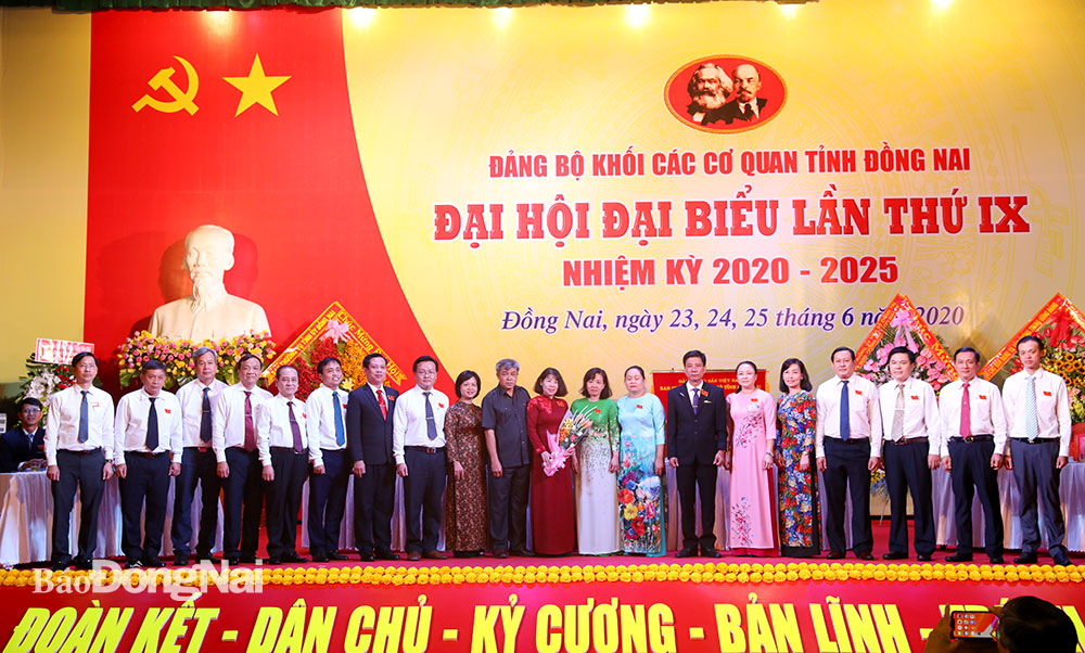 Đoàn đại biểu Đảng bộ Khối các cơ quan tỉnh đi dự Đại hội đại biểu Đảng bộ tỉnh lần thứ 9 ra mắt đại hội