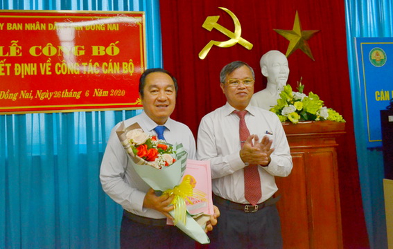 Chủ tịch UBND tỉnh trao Quyết định nghỉ hưu cho đồng chí Nguyễn Lục Hòa