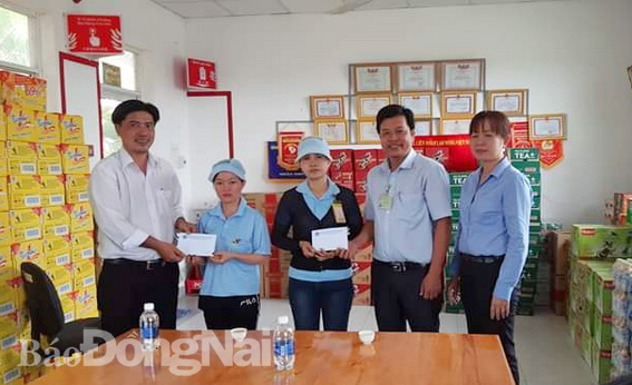 Đại diện Liên đoàn Loa động TP.Long Khánh thăm, tặng quà công nhân bị tai nạn lao động