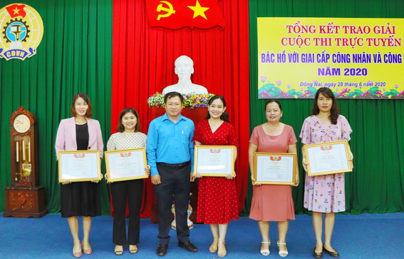 Phó chủ tịch LĐLĐ tỉnh Tăng Quốc Lập trao giải cho các cá nhân đạt giải tại Cuộc thi trực tuyến tìm hiểu “Bác Hồ với giai cấp Công nhân và Công đoàn” năm 2020.