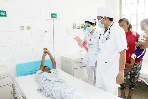 Một trường hợp bệnh nhân bị tai nạn thương tích đang được điều trị tại Bệnh viện Nhi đồng Đồng Nai. Ảnh: H.DUNG