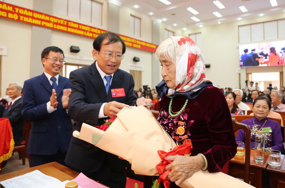 Bí thư Thành ủy Long Khánh Nguyễn Văn Nải tặng hoa và quà tri ân Bà mẹ Việt Nam anh hùng