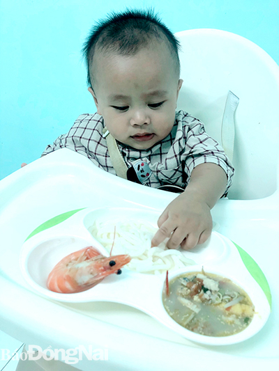 Cho trẻ ăn đầy đủ dinh dưỡng để phát triển chiều cao tối đa (ảnh minh họa)