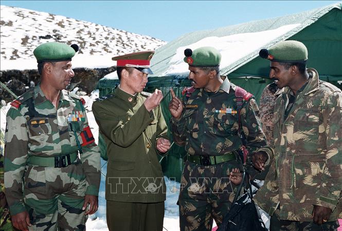 Binh sĩ Ấn Độ (thứ 2, phải) trao đổi với binh sĩ Trung Quốc (thứ 2, trái) tại khu vực biên giới giữa hai nước ở bang Arunachal Pradesh (Ấn Độ). Ảnh: AFP/TTXVN