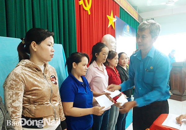 Phó chủ tịch LĐLĐ tỉnh Hồ Thanh Hồng tặng quà cho đoàn viên, người lao động có hoàn cảnh khó khăn