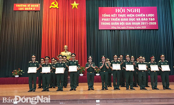 Trung tướng Nguyễn Ngọc Cả và Thiếu tướng Nguyễn Xuân Sơn khen thưởng các tập thể, cá nhân có thành tích trong 10 năm thực hiện Chiến lược phát triển giáo dục và đào tạo trong Quân đội