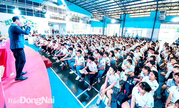 Học sinh khối 12 Trường THPT Lê Quý Đôn - Long Bình Tân (TP.Biên Hòa) tham gia tư vấn  hướng nghiệp trước khi kết thúc việc đăng ký xét tuyển đại học năm 2020 vào ngày 30-6. Ảnh: Công Nghĩa