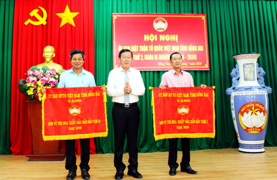 Chủ tịch Ủy ban MTTQ Việt Nam tỉnh tặng cờ thi đua xuất sắc năm 2019 cho 2 tập thể