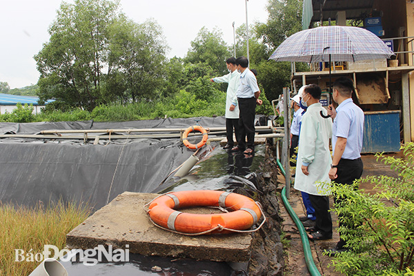 Người dân và chính quyền địa phương đi thăm quan, giám sát tại Nhà máy xử lý chất thải Quang Trung