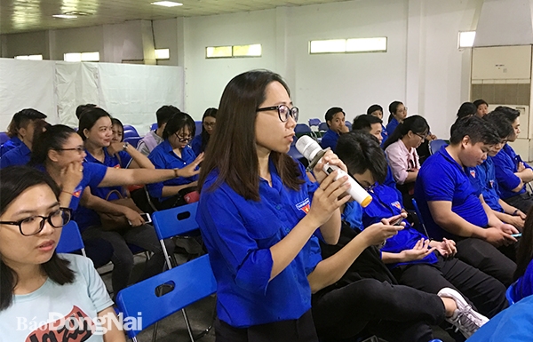 Đoàn viên, thanh niên đặt câu hỏi trao đổi trong chương trình đối thoại với thanh niên công nhân