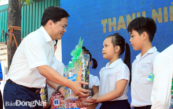 Anh Nguyễn Anh Tuấn, Bí thư thường trực Trung ương Đoàn TNCS Hồ Chí Minh tặng quà cho con thanh niên công nhân