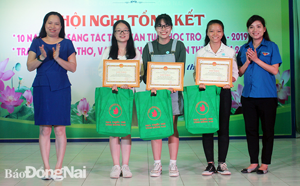 Ban tổ chức trao giải A cho các trại sinh tham gia kỳ trại lần thứ 10 năm 2019