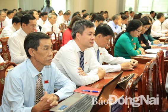 Các đại biểu HĐND tỉnh tham dự cuộc họp theo dõi lãnh đạo UBND tỉnh báo cáo tại kỳ họp