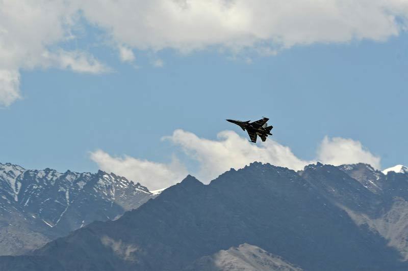 Chiến cơ Ấn Độ trên bầu trời vùng Leh thuộc Ladakh. Ảnh: Bloomberg
