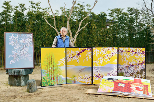 Ông Tatsuo Horiuchi bên những bức tranh được vẽ bằng phần mềm kế toán Excel