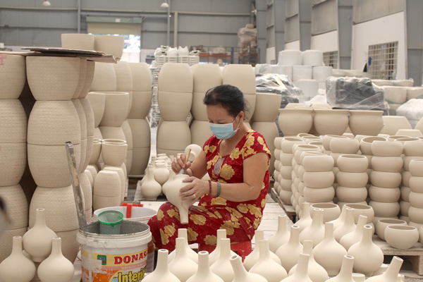 Thợ làm gốm ở Biên Hòa - Đồng Nai. Ảnh: L.Na
