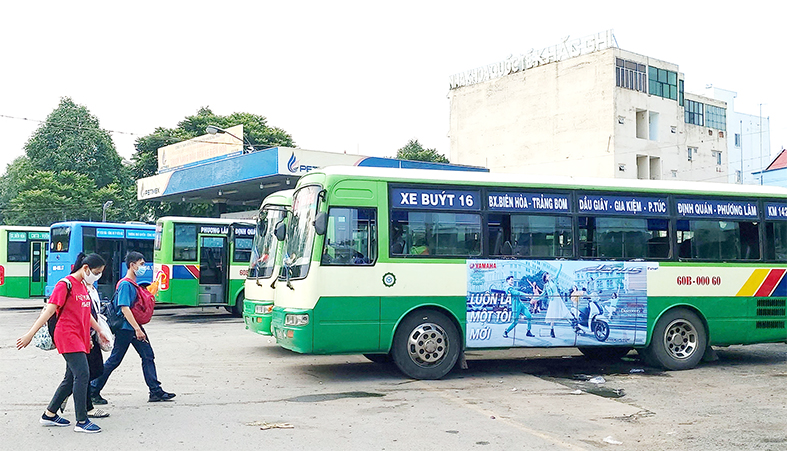 Xe vận tải hành khách của các doanh nghiệp, HTX tại Bến xe Biên Hòa hiện chỉ hoạt động 50-70% công suất