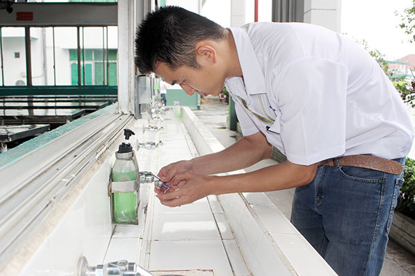 Anh Nguyễn Gia Thái (Công ty CP Taekwang Vina Industrial) bên vòi nước rửa tay dạng hoa sen