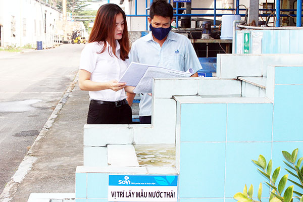 Chị Lê Thị Thanh Nga (Công ty CP Bao bì Biên Hòa) kiểm tra khu xử lý chất thải