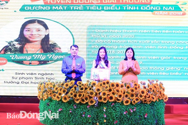 Bí thư Tỉnh đoàn Nguyễn Cao Cường (bìa trái) và đồng chí Phạm Thị Kim Chung (bìa phải), Phó trưởng Ban dân vận Tỉnh ủy trao bằng khen và hoa tuyên dương gương mặt trẻ tiêu biểu tỉnh Đồng Nai năm 2019 (Ảnh: Tỉnh đoàn cung cấp)