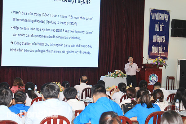 Bác sĩ chuyên khoa Nguyễn Văn Hòa, Trưởng khoa điều trị tự nguyện Bệnh viện tâm thần trung ương 2 chia sẻ các điều trị nghiện game onlien tại hội thảo 