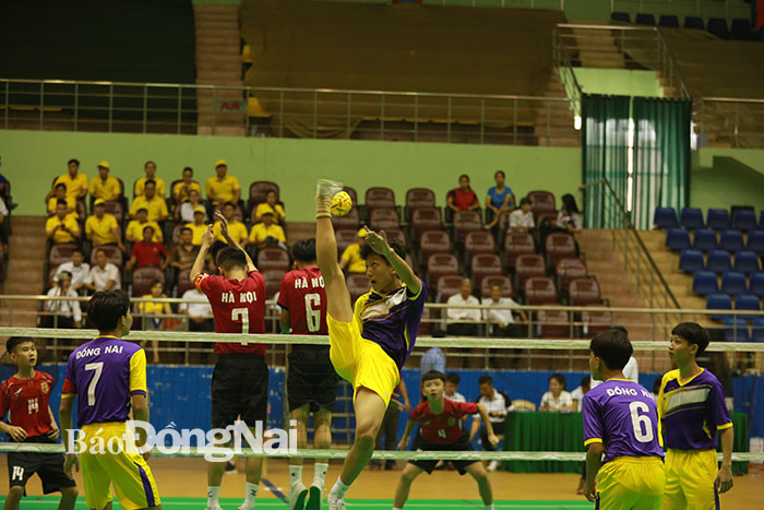 Thắng lại Hà Nội 2-0 trong trận chung kết, đội Đồng Nai (áo vàng tím) vô địch đội tuyển 4 nam nhóm 16 tuổi trở xuống.