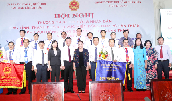 Chủ tịch Quốc hội Nguyễn Thị Kim Ngân với các trưởng đoàn tại hội nghị. Ảnh: TTXVN