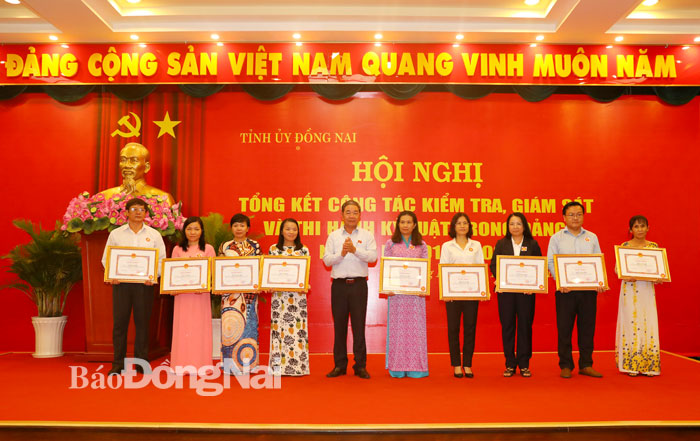 Phó chủ tịch UBND tỉnh Nguyễn Quốc Hùng trao Bằng khen của UBND tỉnh cho các cá nhân có thành tích trong công tác kiểm tra, giám sát