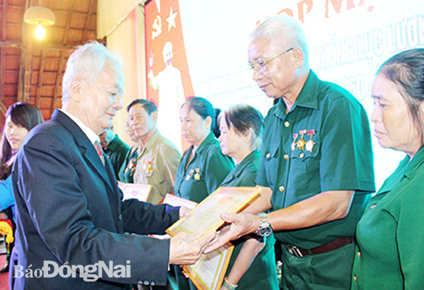 Chủ tịch Hội Cựu thanh niên xung phong tỉnh Đồng Nai Lý Minh Tiến khen thưởng các hội viên cựu thanh niên xung phong có nhiều đóng góp xây dựng Hội năm 2019. Ảnh: Nguyệt Hà