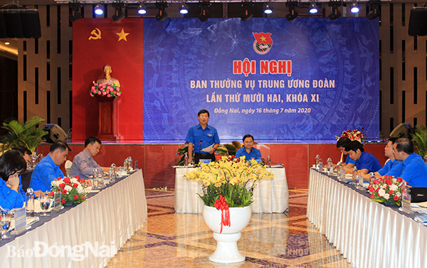 Anh Lê Quốc Phong, Ủy viên dự khuyết Ban chấp hành Trung ương Đảng, Bí thư thứ nhất Trung ương Đoàn phát biểu tại hội nghị