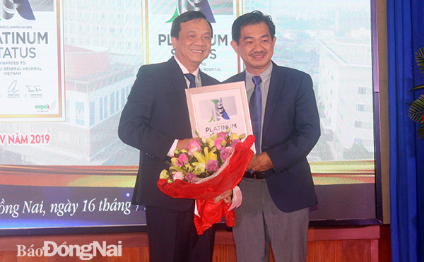 PGS.TS. Nguyễn Hữu Thắng trao chứng nhận bạch kim của Hội Đột quỵ thế giới cho Đơn vị đột quỵ Bệnh viện Đa khoa Đồng Nai