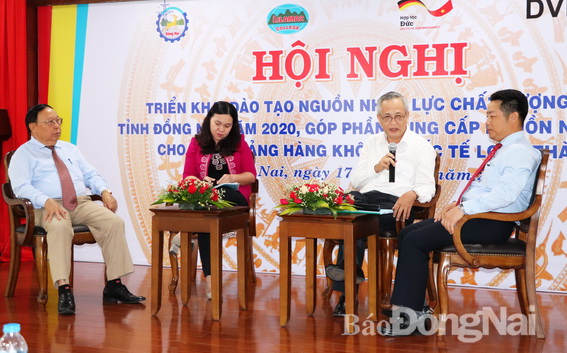 Ông Trần Quang Châu, Hội Khoa học công nghệ hàng không Việt Nam (bìa trái) và các đại biểu tham gia thảo luận tại hội nghị