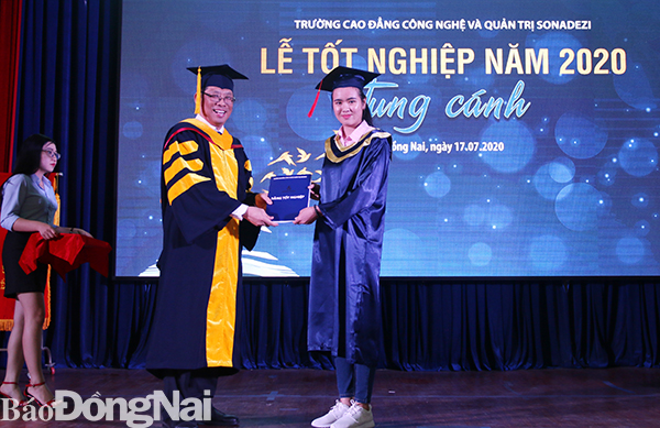  Ông Lưu Phước Dũng, Hiệu trưởng Trường cao đẳng Công nghệ và Quản trị Sonadezi trao bằng tốt nghiệp cho tân cử nhân