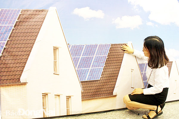 Mô hình điện mặt trời mái nhà, một trong những nguồn năng lượng tái tạo được ưu tiên phát triển. Ảnh: Hoàng Lộc