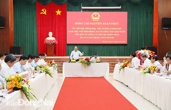 Thủ tướng Nguyễn Xuân Phúc yêu cầu nhà thầu, chủ đầu tư tập trung nguồn lực để đảm bảo dự án hoàn thành đúng tiến độ đã đề ra. Ảnh:H. Anh