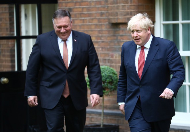 Ngoại trưởng Mỹ Mike Pompeo và Thủ tướng Anh Boris Johnson trong cuộc gặp ở London ngày 21-7 Ảnh: Reuters