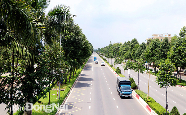 Đường Nguyễn Ái Quốc, một trong những tuyến đường huyết mạch được trang bị hệ thống camera giám sát giao thông và hệ thống cây xanh khá hoàn chỉnh. Ảnh: T.Mộc