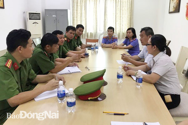 Đồng chí Nguễn Ngọc Quang, Phó Giám đốc Công an tỉnh, Thủ trưởng Cơ quan Cảnh sát điều tra và đoàn công tác làm việc lãnh đạo Công ty Công ty TNHH Shing Mark Vina
