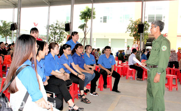 Ông Lê Huy Phương, Chủ tịch Hội Cựu thanh niên xung phong H.Trảng Bom trong một buổi sinh hoạt giáo dục truyền thống với đoàn viên, thanh niên. Ảnh: V.Truyên