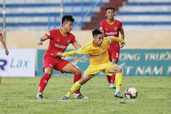 Trận đấu giữa Nam Định và B.Bình Dương trên sân Thiên Trường ở vòng 11 V.League 2020