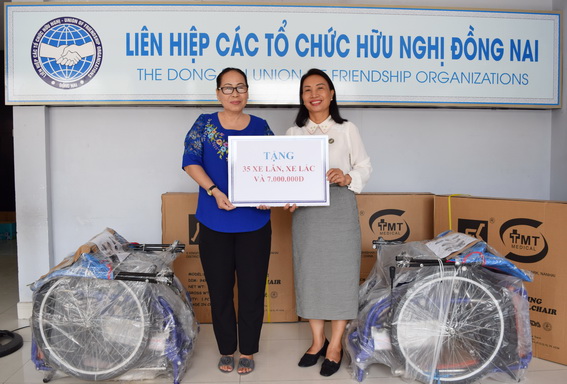 Phó chủ tịch Liên hiệp các tổ chức hữu nghị Bùi Thị Liễu bàn giao 35 xe lăn, xe lắc cho Hội Nạn nhân chất độc da cam