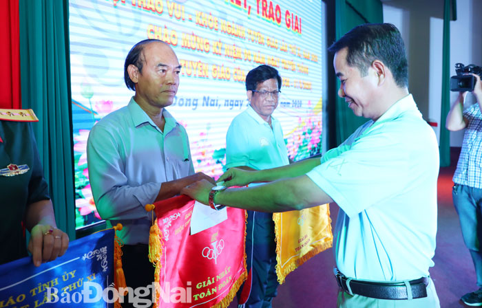 Đồng chí Thái Bảo, Trưởng ban Tuyên giáo Tỉnh ủy trao cờ giải nhất toàn đoàn cho BTG Huyện ủy Vĩnh Cửu  