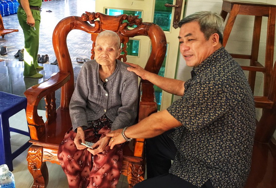 Trưởng ban BDVTU Huỳnh Văn Hồng thăm hỏi, tặng quà cho Mẹ VNAH Cái Thị Đổi (xã Xuân Phú, Xuân Lộc)