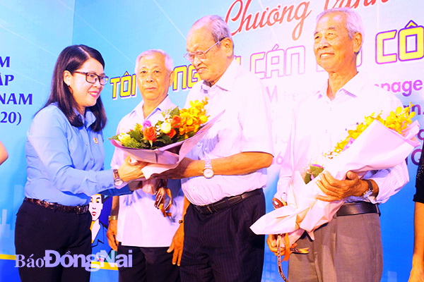 Chủ tịch LĐLĐ tỉnh Nguyễn Thị Như Ý tặng quà cho nguyên cán bộ Công đoàn qua các thời kỳ