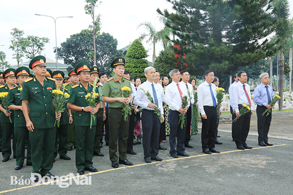 Các đồng chí lãnh đạo tỉnh dẫn đầu đoàn đại biểu đến viếng Nghĩa trang liệt sĩ tỉnh